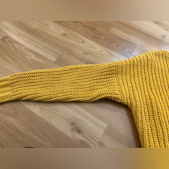 Like new cropped sweater - Picture 2 of 4